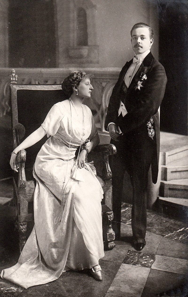 800px-Manuel_II_and_his_wife_Augusta_Victoria.jpg