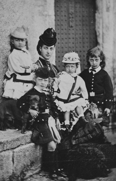Alexandra%2C_Princess_of_Wales%2C_with_her_children.jpg