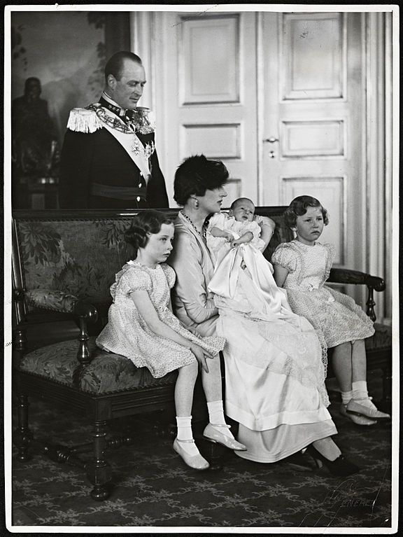 576px-Kronprinsfamilien_ved_Prins_Haralds_d%C3%A5p%2C_31._mars_1937.jpg