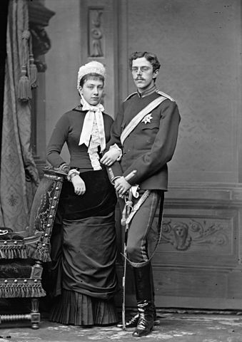 339px-Crown_princess_Victoria_and_crown_prince_Gustav_in_in_the_1880s.jpg