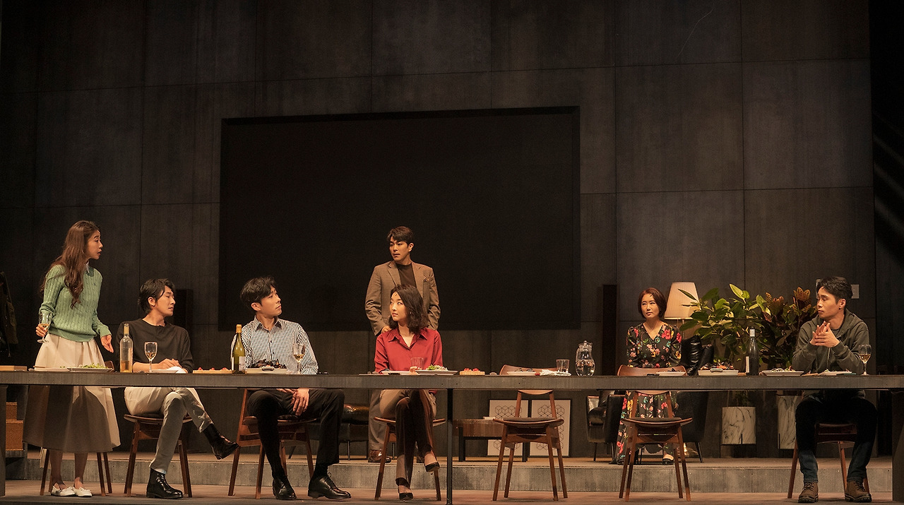 연극 완벽한타인_단체컷 1.jpg