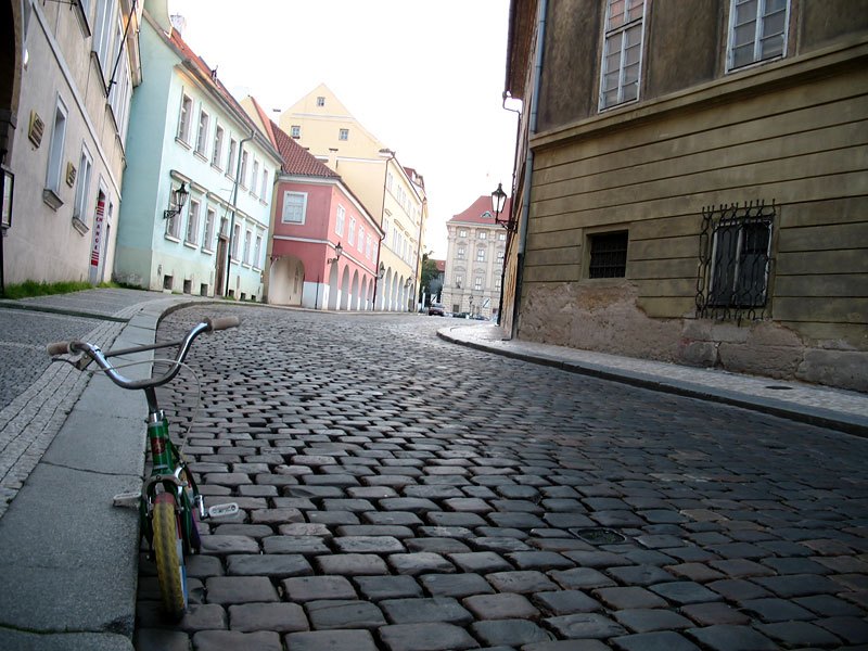 The_small_bicycle_at_Loretánská_street_in_Praha_-_panoramio.jpg