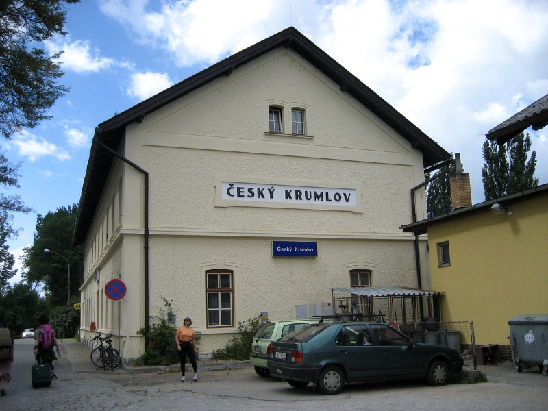 04005-Sharon_at_Cesky_Krumlov_train_station_CZ_800x600.jpg