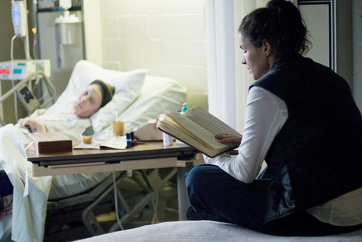 benjamin-button-reading-diary-hospital-scene.jpg