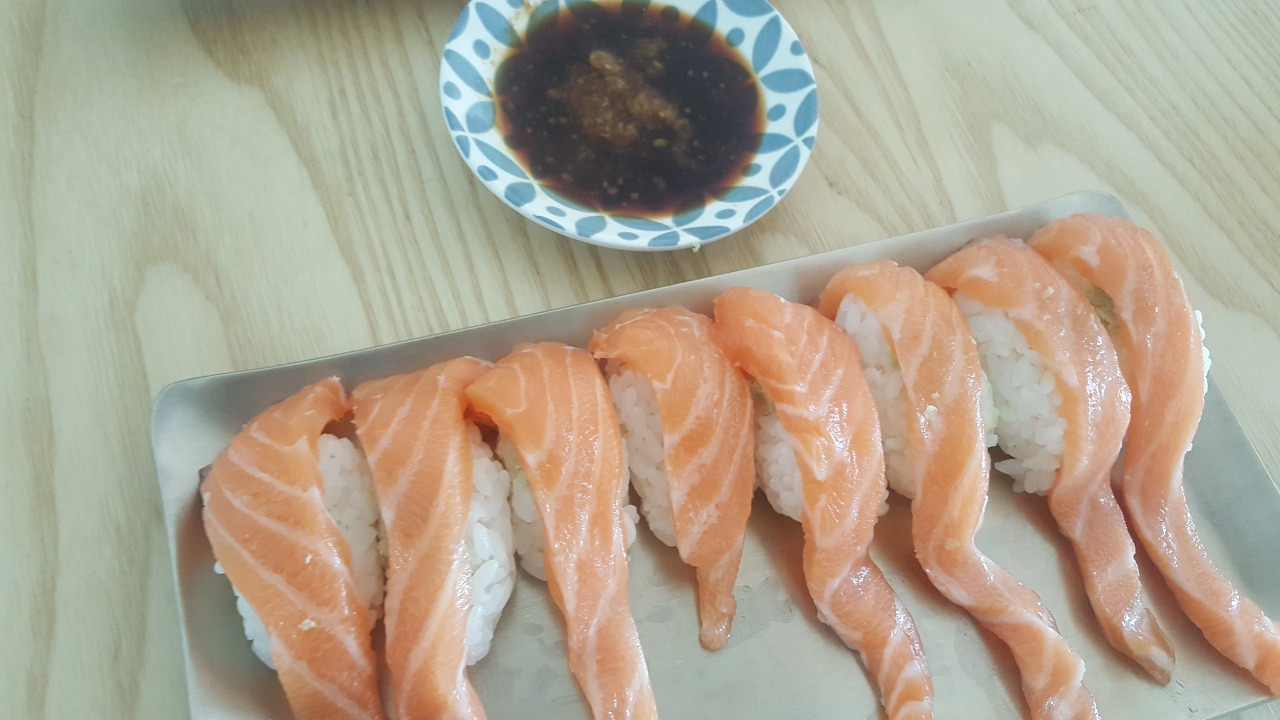 321. 연어초밥.jpg
