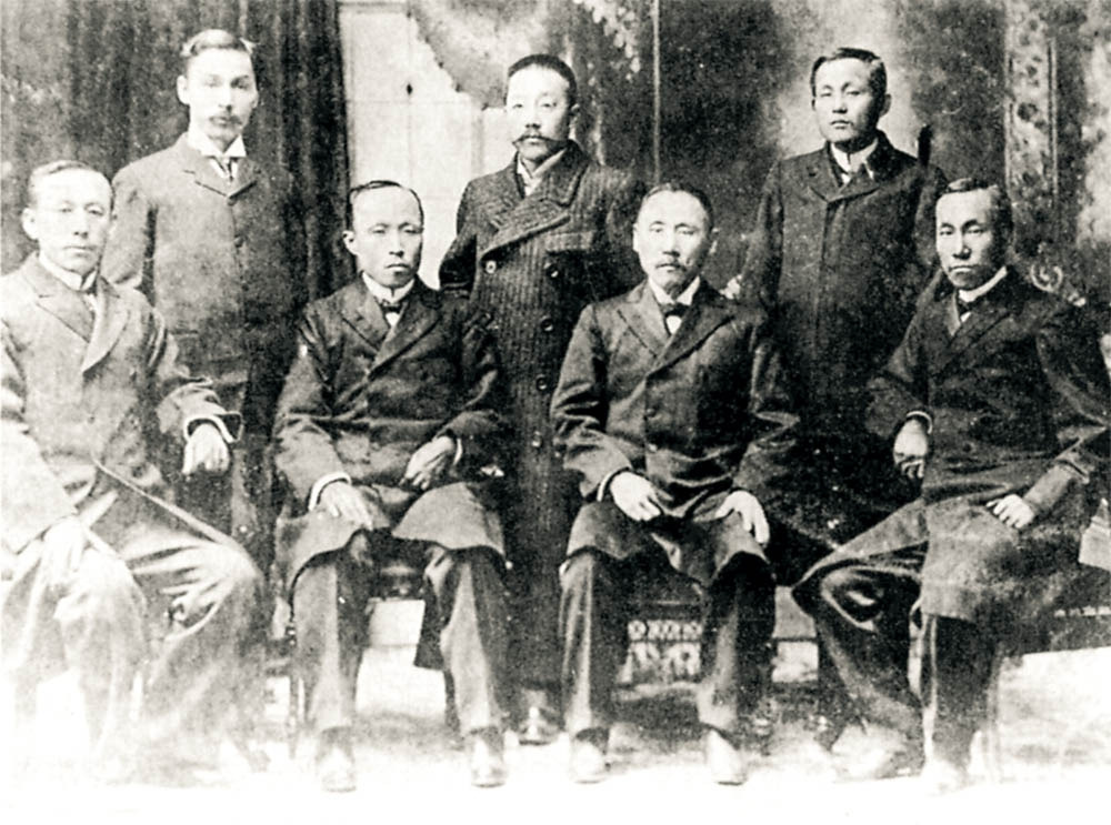 앞줄 왼쪽으로부터 조희연ㆍ권동진ㆍ손병희ㆍ오세창. 뒷줄 왼쪽 첫 번째 양한묵이다..jpg