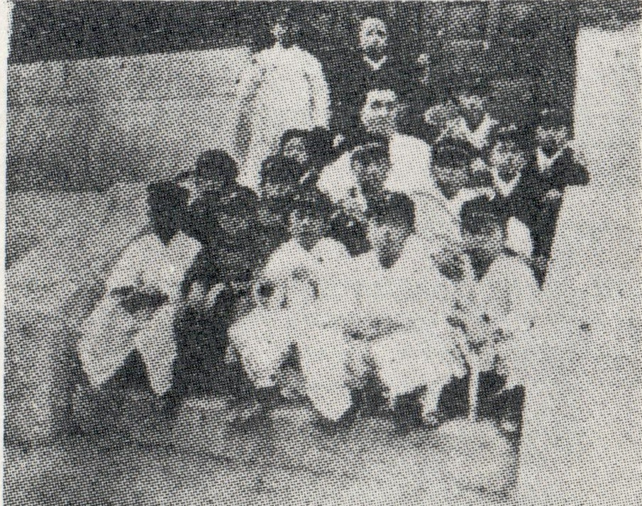 천도교중앙대교당앞의 소파방정환과 천도교소년회원.jpg