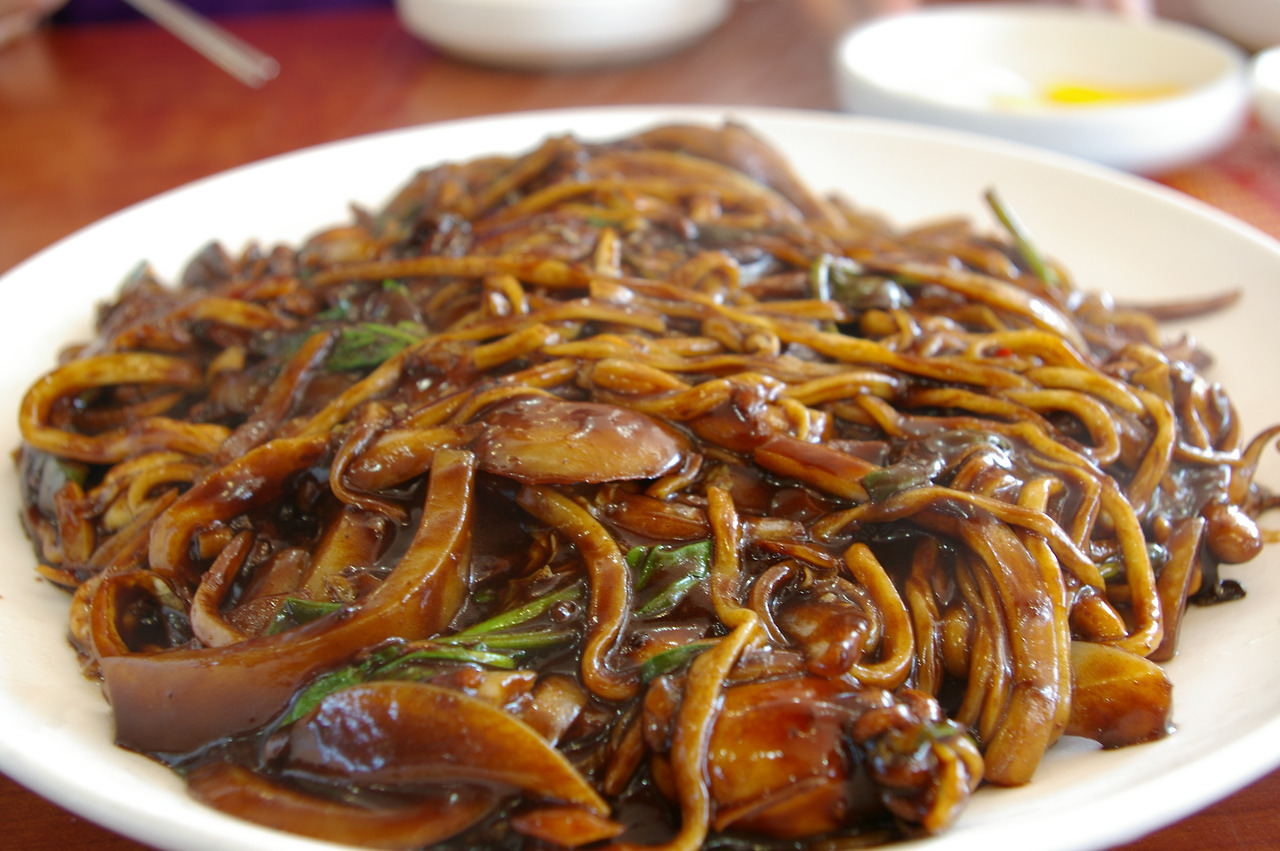 Korean_black_bean_noodle_dish-Jaengban_Jajangmyeon-01.jpg