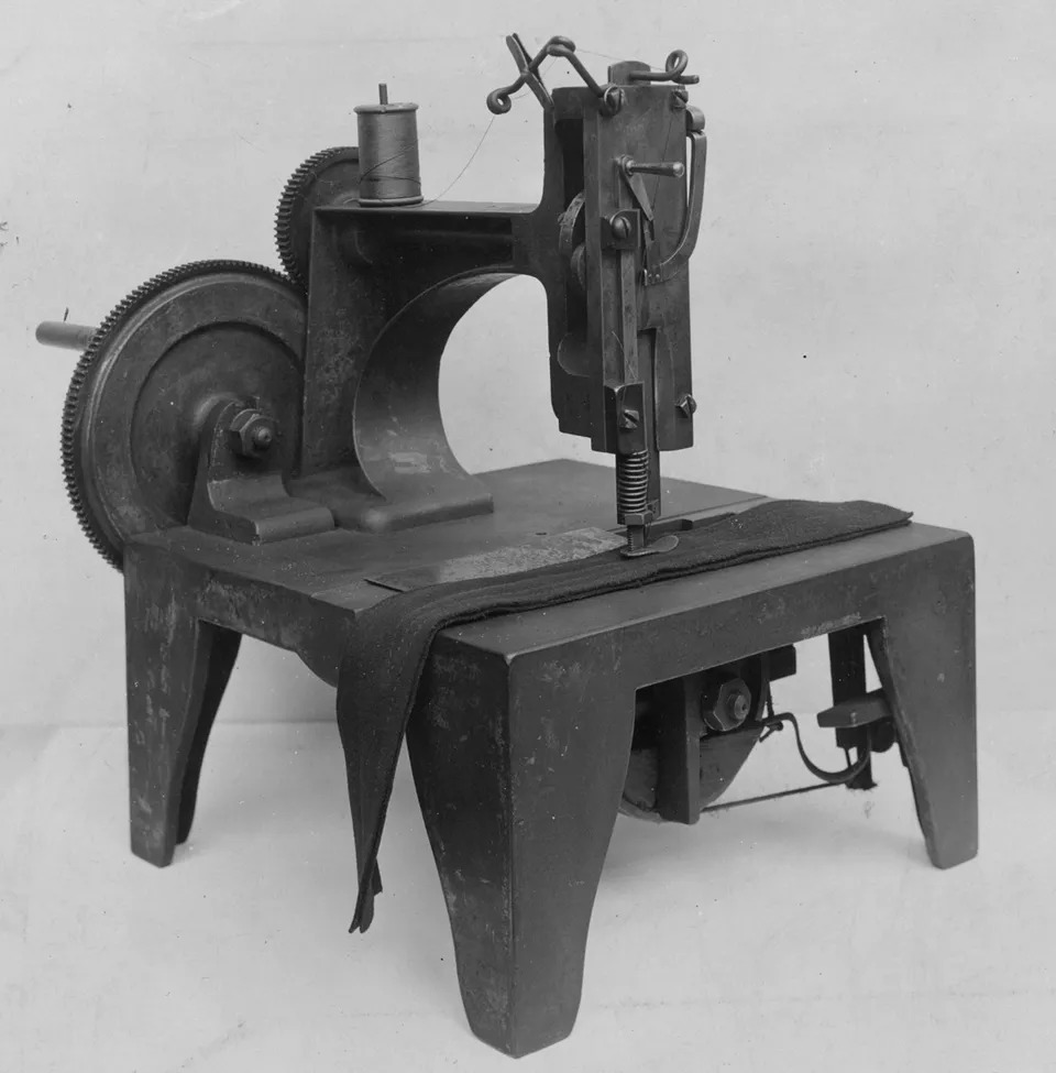 Original-Singer-Sewing-Machine-56a7b6395f9b58b7d0ed1d3e.jpg