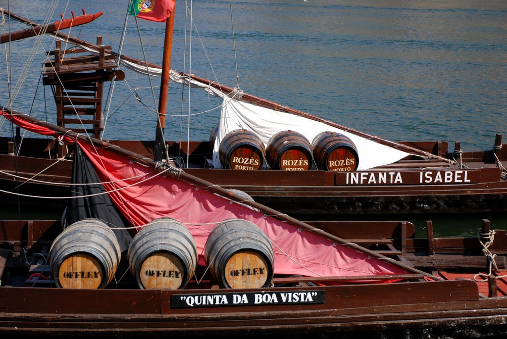 Porto_wine_barrels_%287872306736%29.jpg