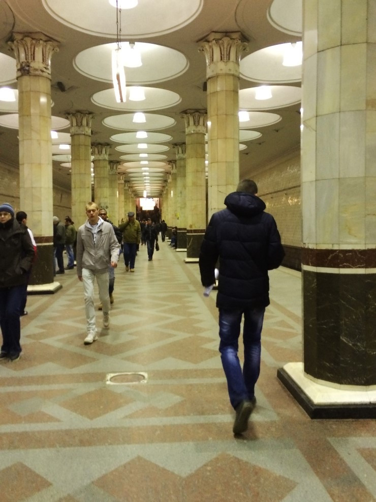 Russia_moscow_metro_pathway.jpg