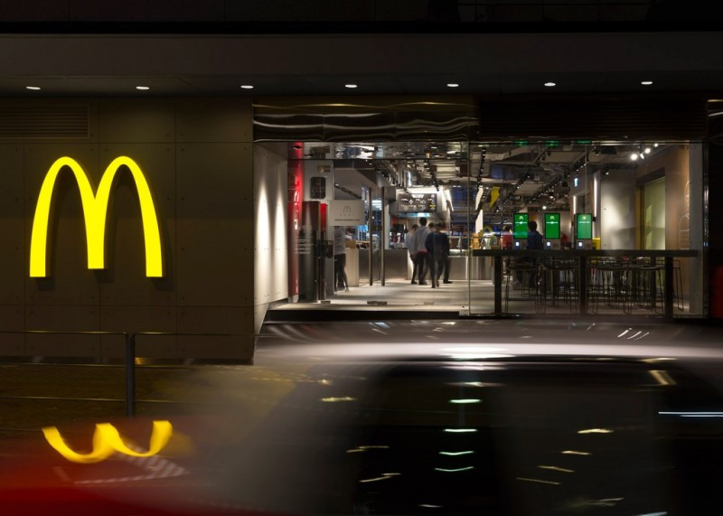 맥도날드_홍콩_단순한디자인인테리어.jpg
