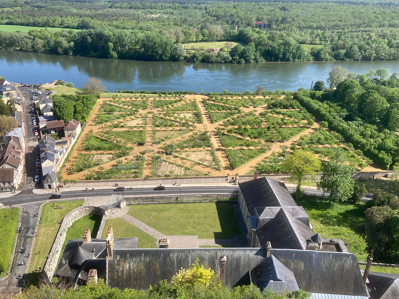Château_de_La_Roche-Guyon,_vue_sur_potager.jpg