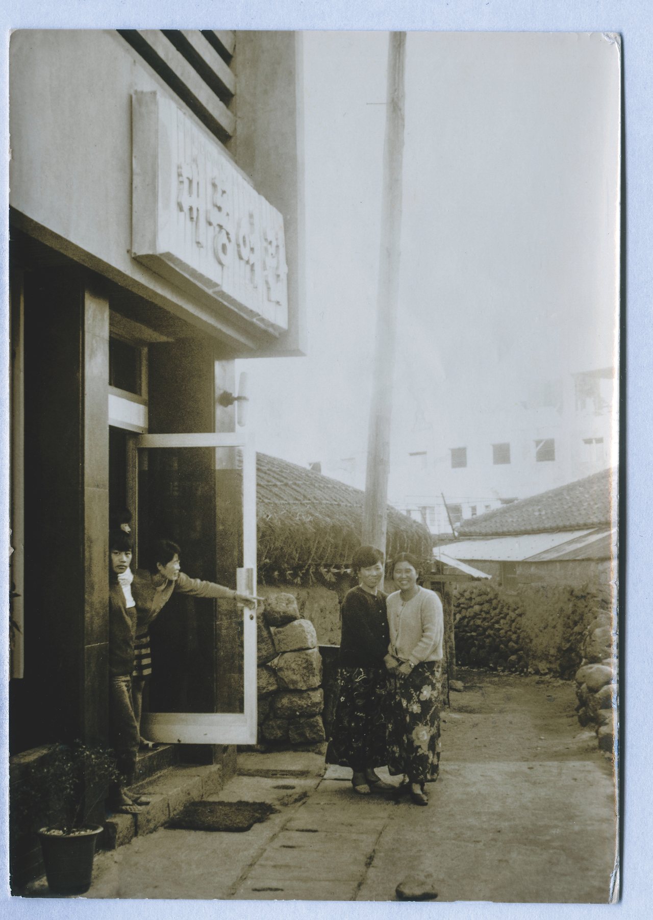 1970년대 직원_여관입구에서.jpg