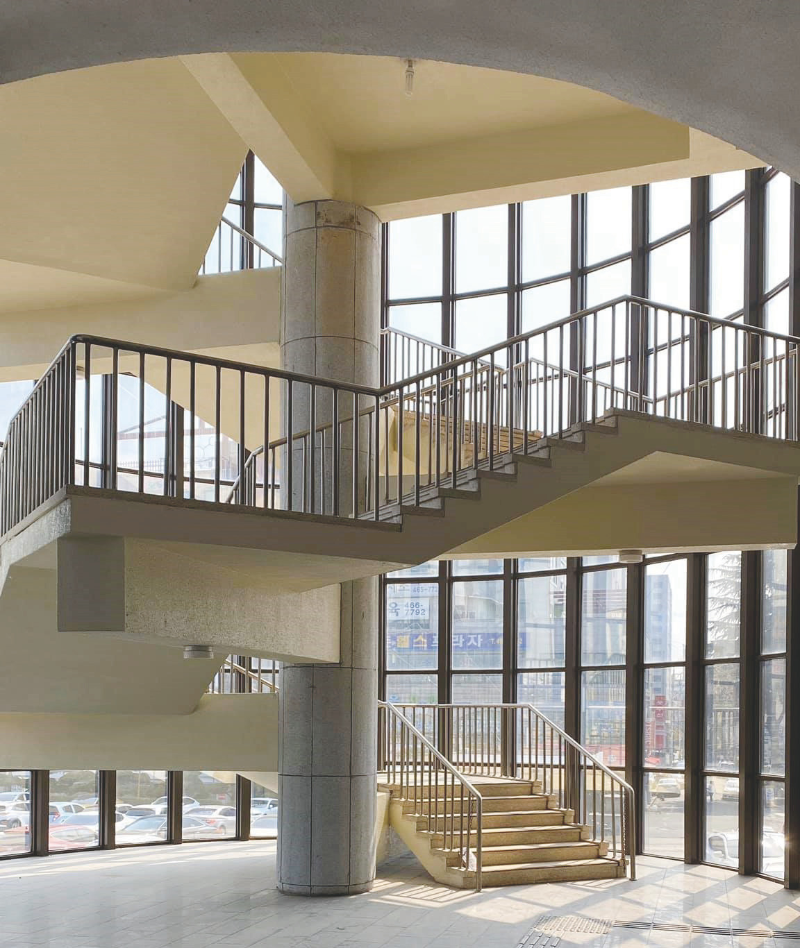 군산시민문화회관 계단 사진.jpg