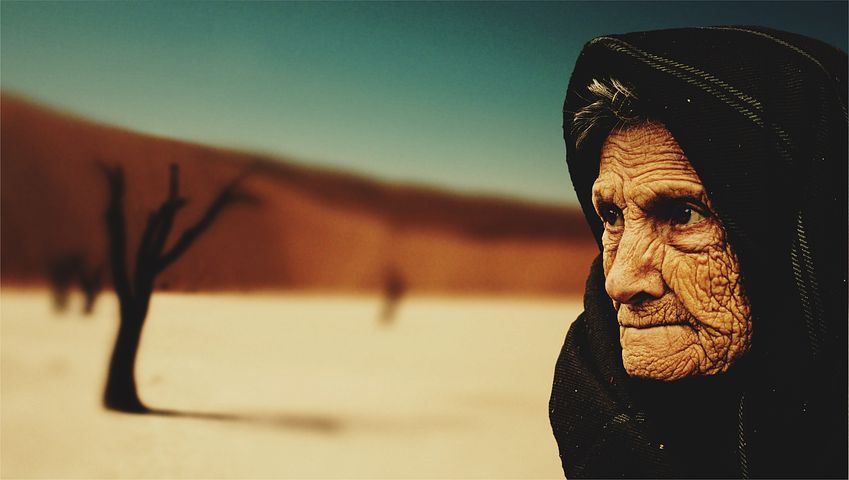 old-woman-574278__480.jpg