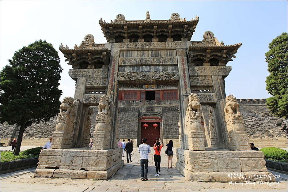 10_거대한 재단의 모습.jpg