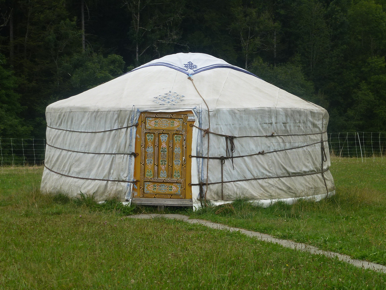 yurt-971279_1920.jpg