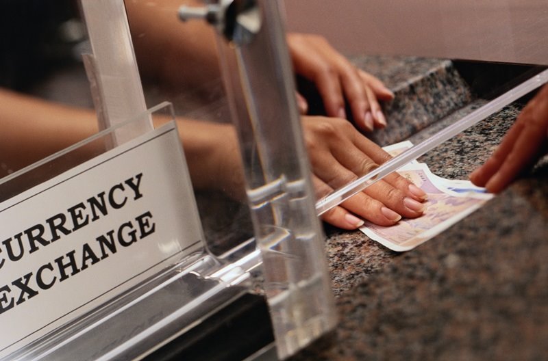 teller_exchanging_money_at_a_currency_exchange.jpg
