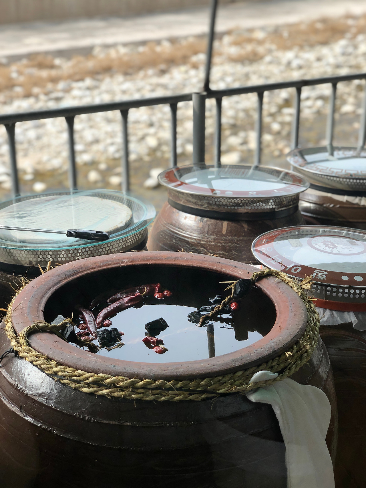 포천이동갈비 수제 메주와 간장.jpg