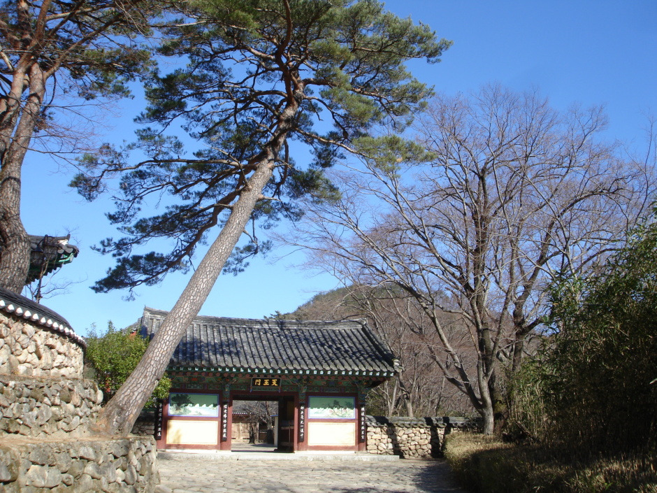 기림사 02 천왕문.jpg