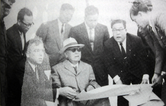 이승만 대통령과 국립제주목장 03 현황설명을 듣고 있는 모습.jpg