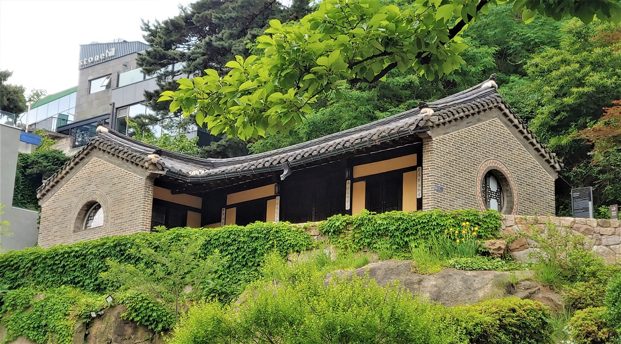 석파랑 01_좌측 반월창과 우측 만월창 .jpg