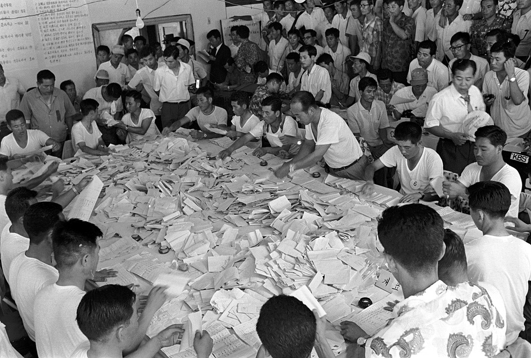 506 1960년 제 5 대 국회의원 선거 투표장인 부산시 중구 대창동 사무소.jpg