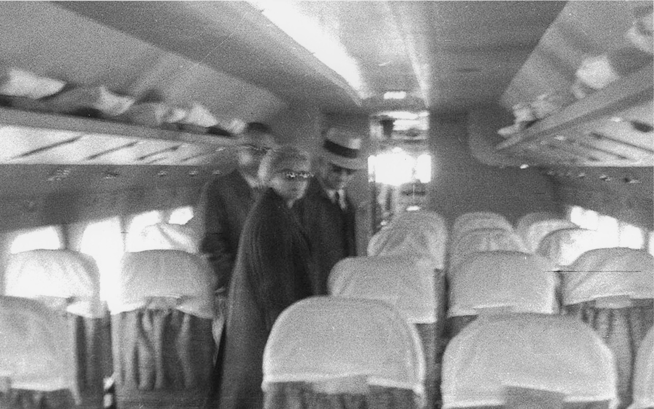 411 하와이로 망명하기위해 비행기에 오른 이승만 전 대통령과 프란체스카 여사.jpg