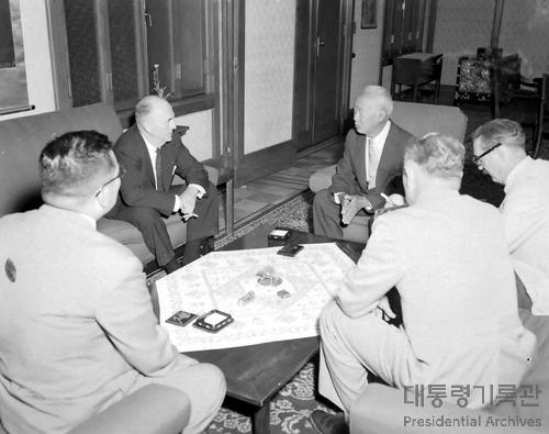 104 한미합동경제위원회 일행 접견.jpg