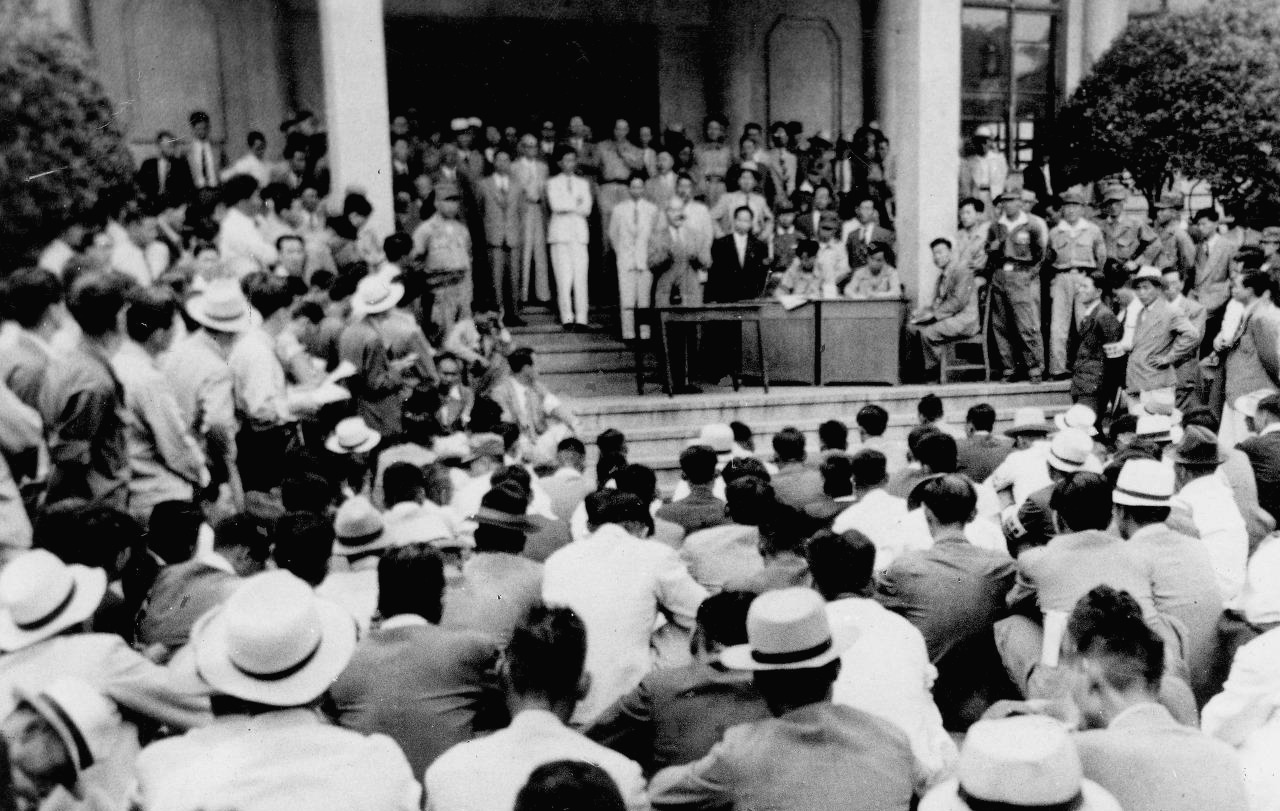 202 부산정치파동으로 국회광장에 모인 각도 자결단1.jpg