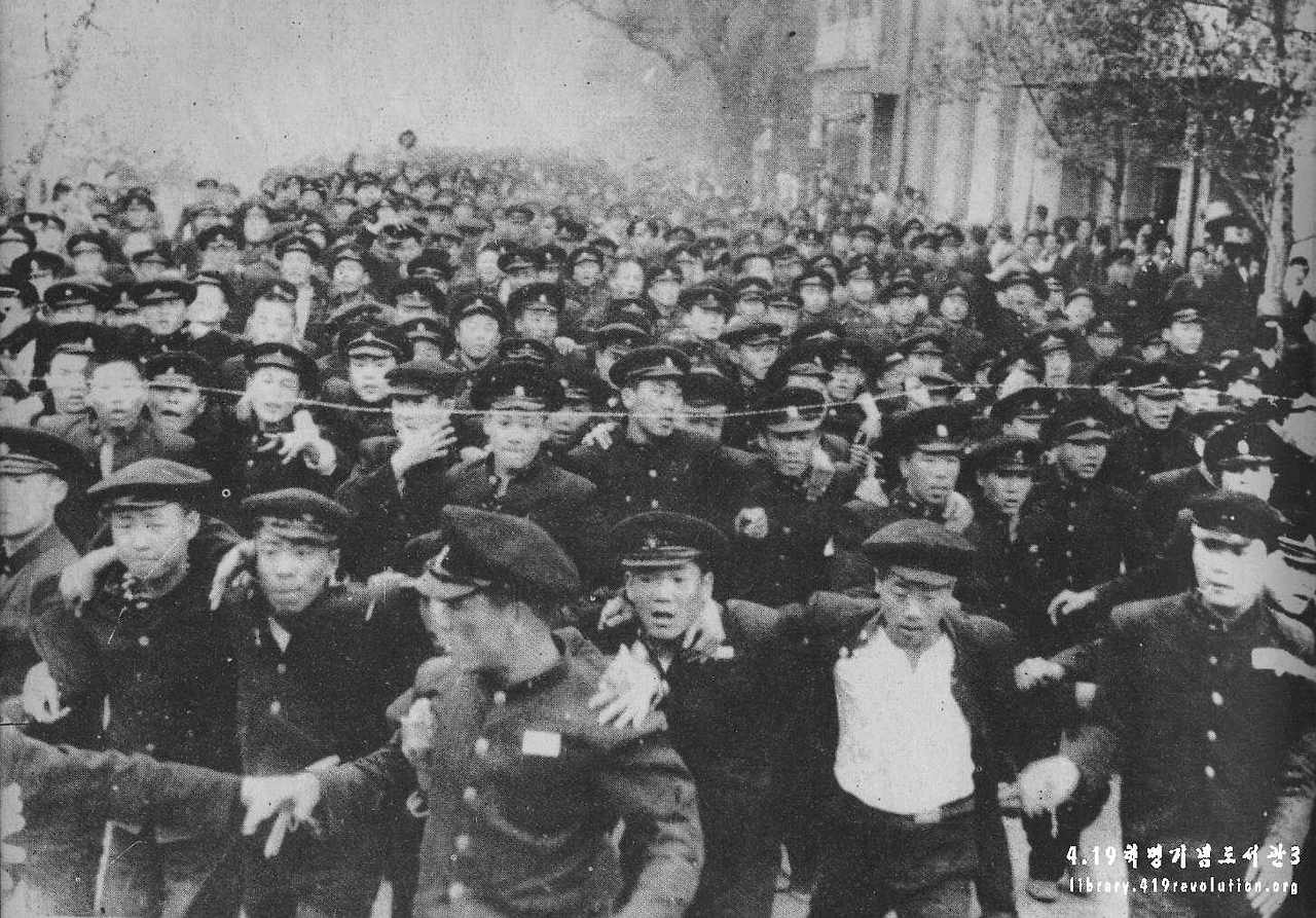 10037-1 우리 어린아우들도 시위에 동참.jpg