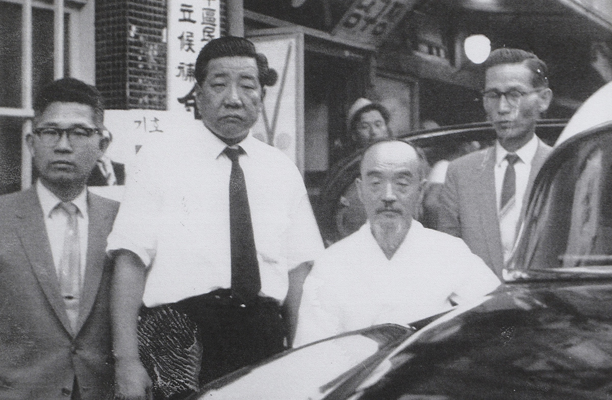 401 1958년 5월 4대 민의원 선거에 앞서 선거사무소를 개설한 김두한.jpg