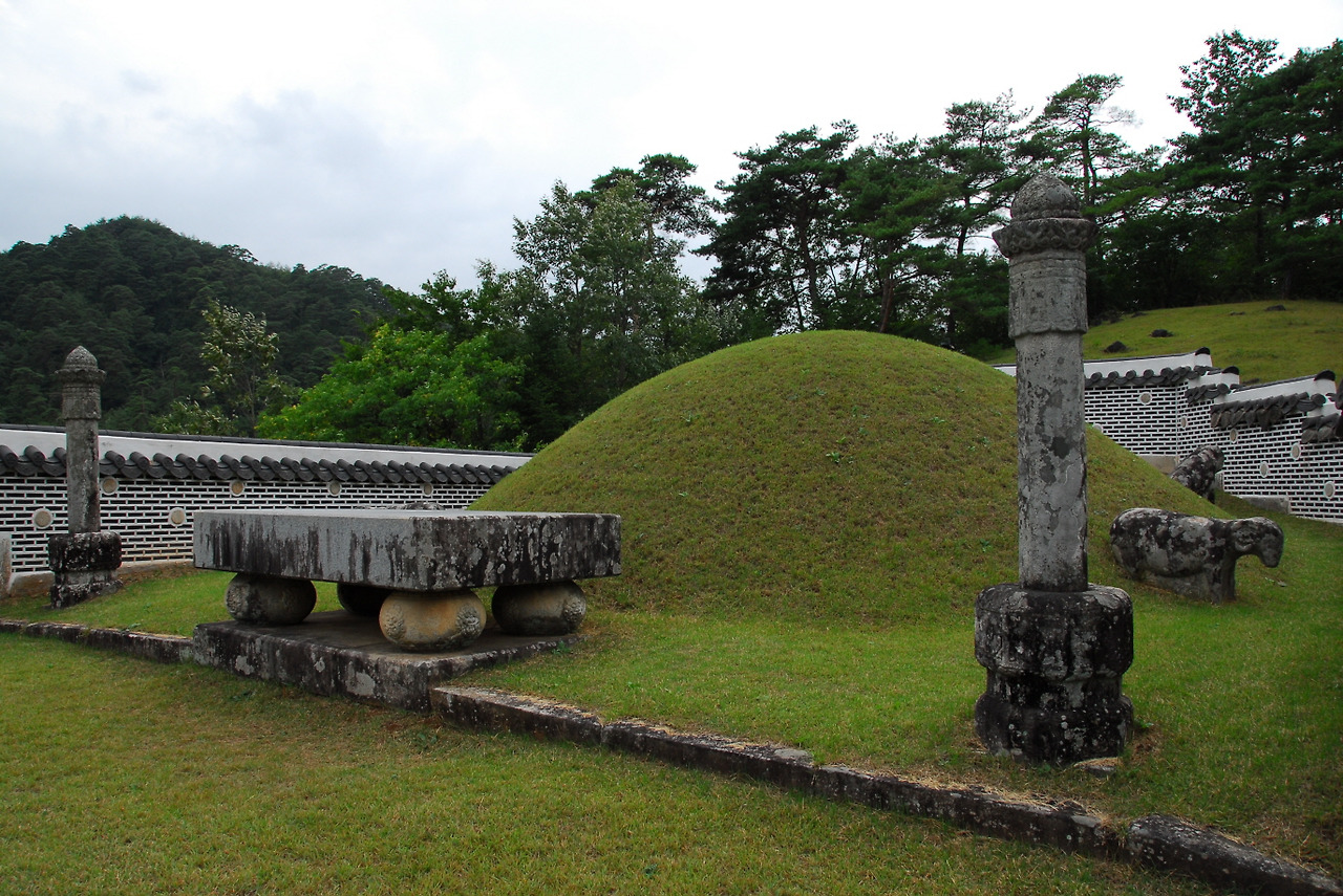 영월 장릉 04 장릉 곡장과 봉분.jpg