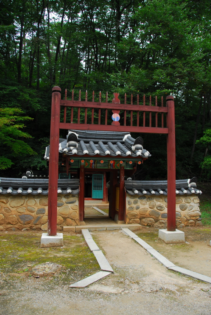 영월 장릉 03 홍살문과 엄흥도 정려각.jpg