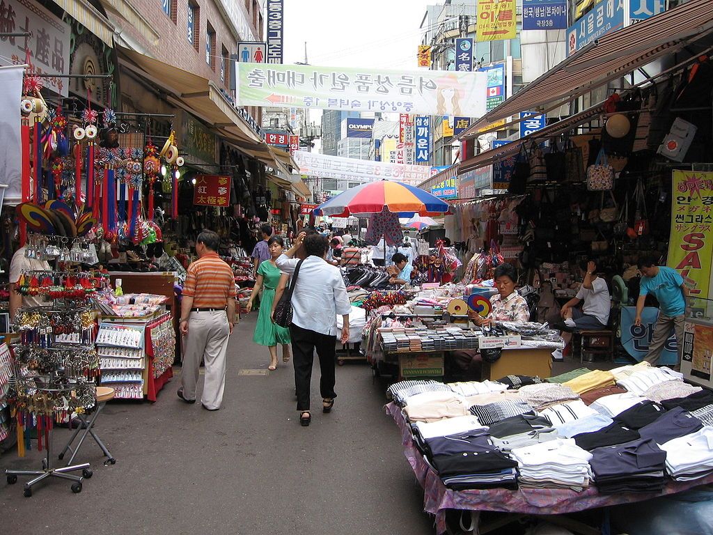 1024px-Seoul_namdaemun_market_2005-08-07.jpg