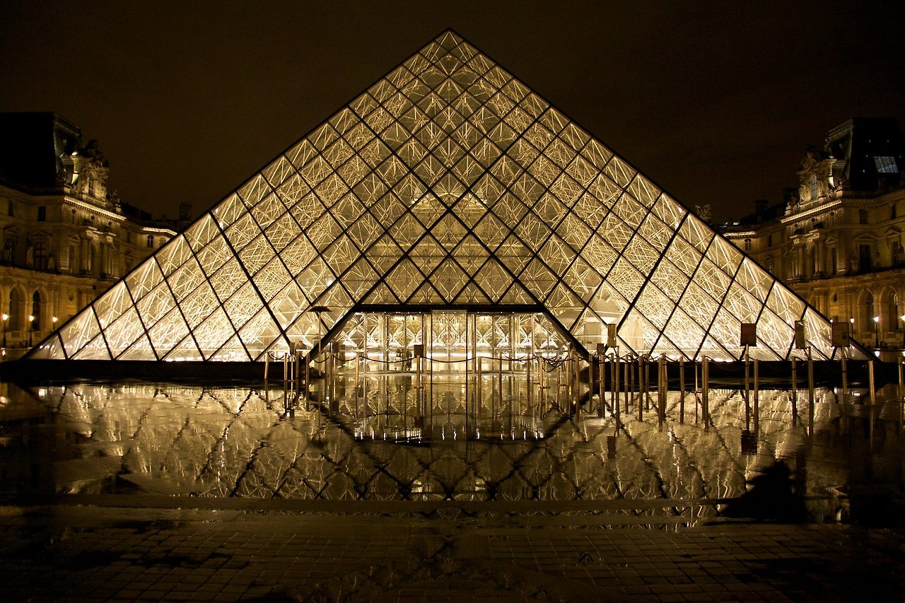 louvre-530058_1920.jpg
