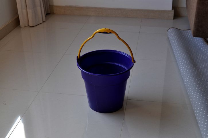 plastic-bucket-for-scrubbing-tiles-725x482.jpg