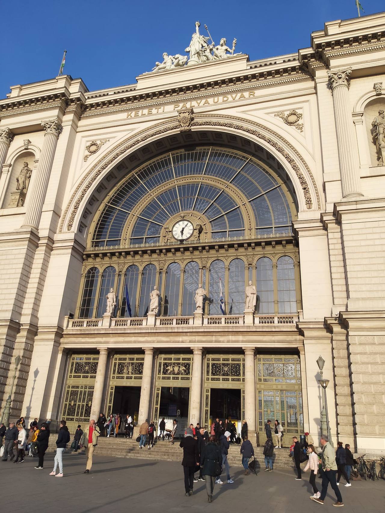 케레티역에서 에게르 가는 기차 탔다.jpg