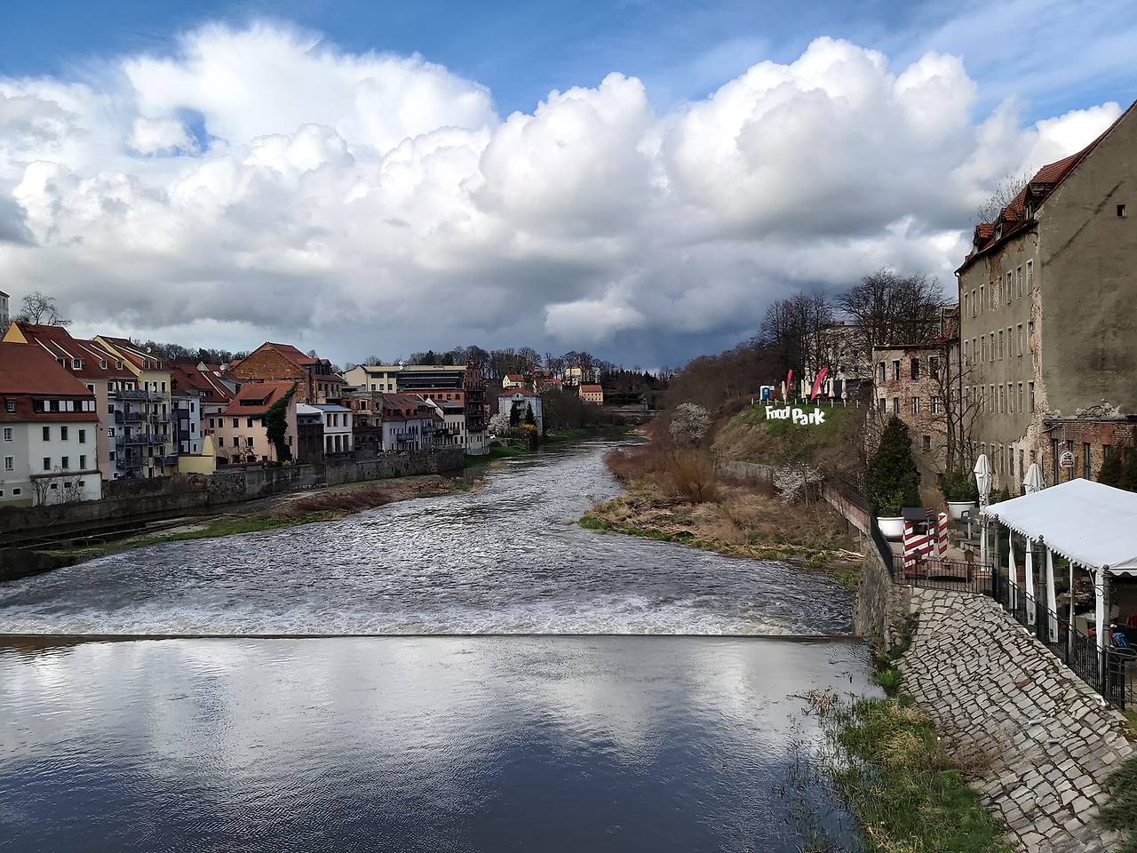독일 괴를리츠와 폴란드 즈고젤리츠를 가르며 흐르는 나이세강.jpg