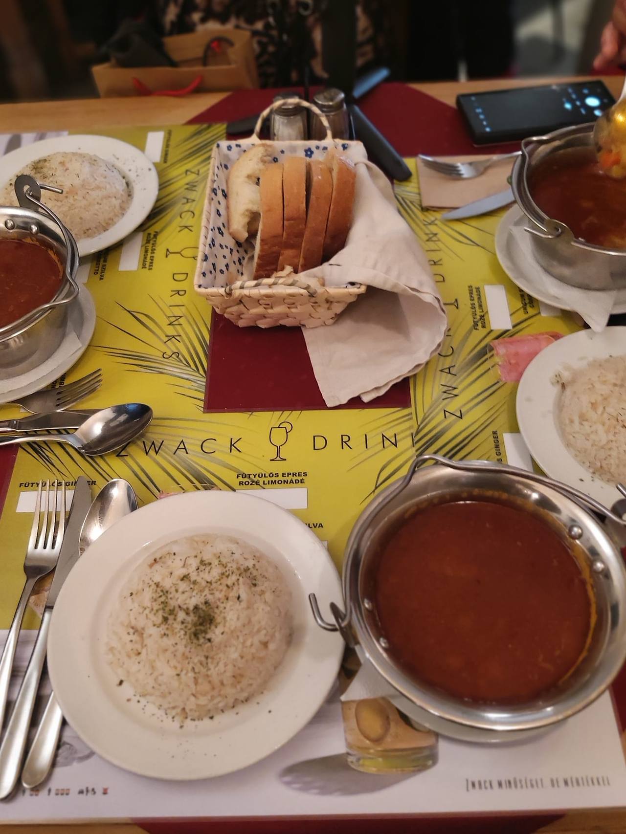 굴라시 맛이 한국인 입맛에는 딱이더만.jpg