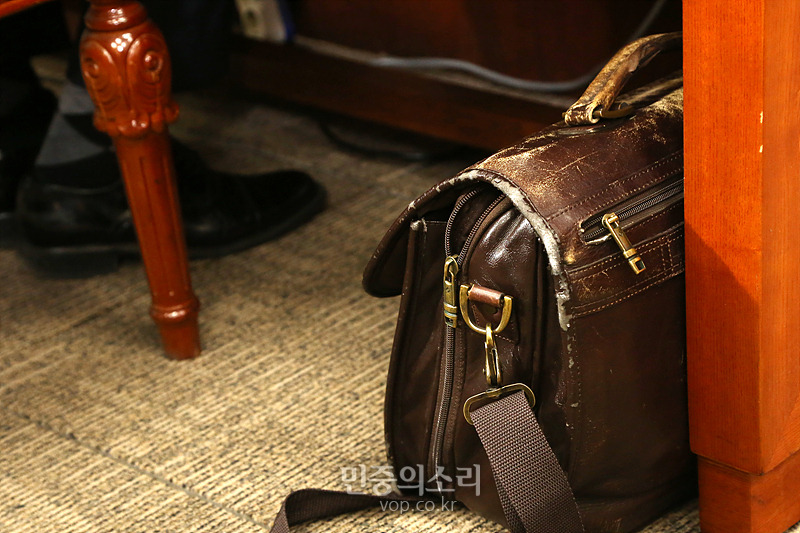김상조 후보 가방.jpg