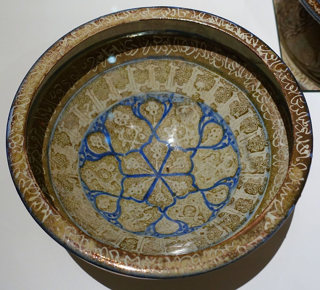 Dish,_Iran,_13th_century_AD,_fritware_underglaze_painted_with_lustre_and_blue_-_Aga_Khan_Museum_-_Toronto,_Canada_-_DSC06682.jpg