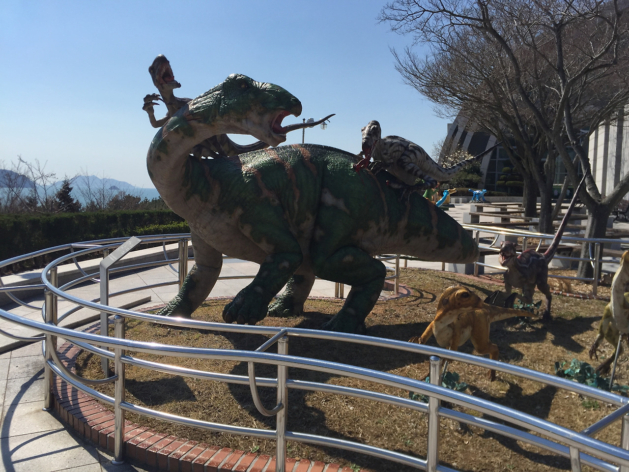 05_고성공룡박물관_조형물.jpg