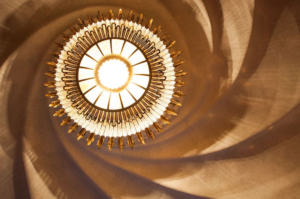 1024px-Casa_Batlló_(Antoni_Gaudi)_(interior,_ceiling_close_up),_43,_Passeig_de_Gràcia,_Eixample,_Barcelona,_Catalonia,_Spain.jpg