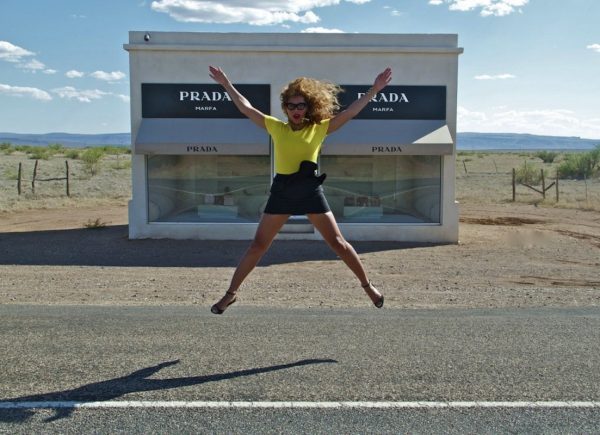 Beyonce-in-Marfa-Texas-in-front-of-Prada-Marfa-1-600x435.jpg