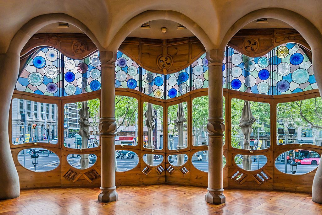 CasaBatlló_NobleFloor_saloon_stainedglass.jpg