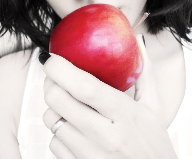 snow-white-apple-red-food-gray-hand-colorkey.jpg