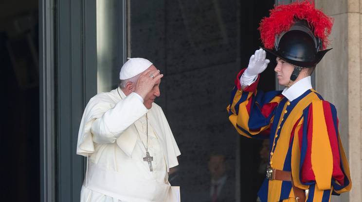 Papa-Francesco-con-guardia-svizzera.jpg