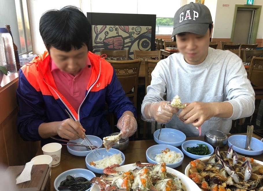 부광꽃게 시식.jpg